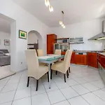 Gisela Apartment
